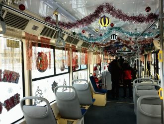 Гирлянды, елки и камин: общественный транспорт Новокузнецка украсили по-новогоднему