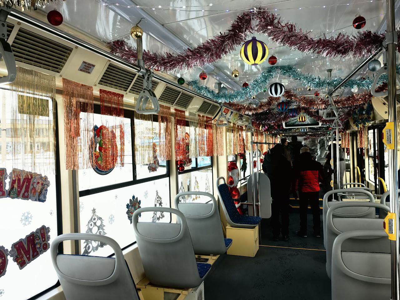 Гирлянды, елки и камин: общественный транспорт Новокузнецка украсили по-новогоднему