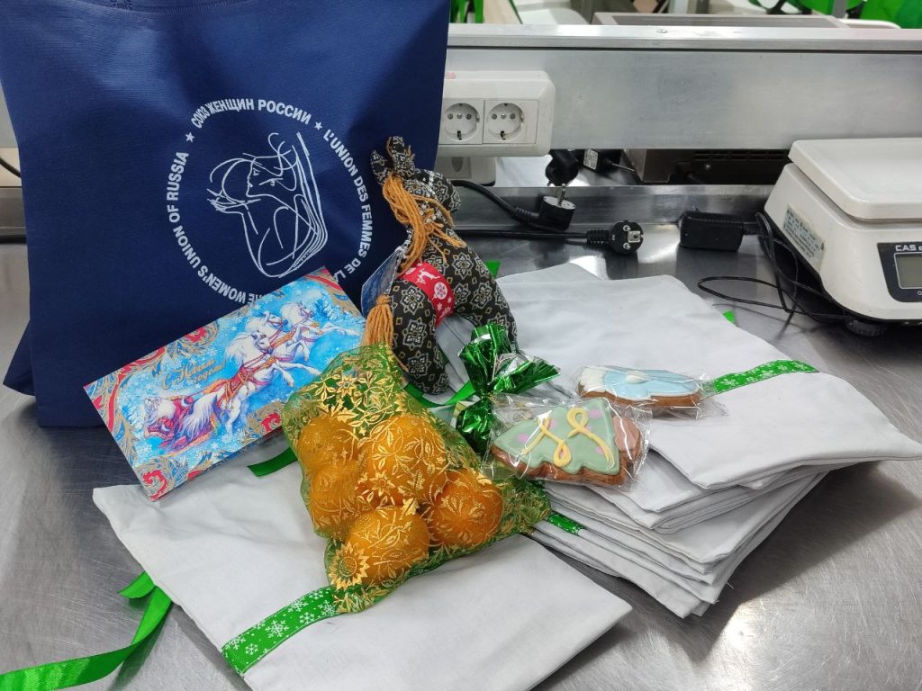 Активисты приготовили пельмени к Новому году для кемеровских ветеранов