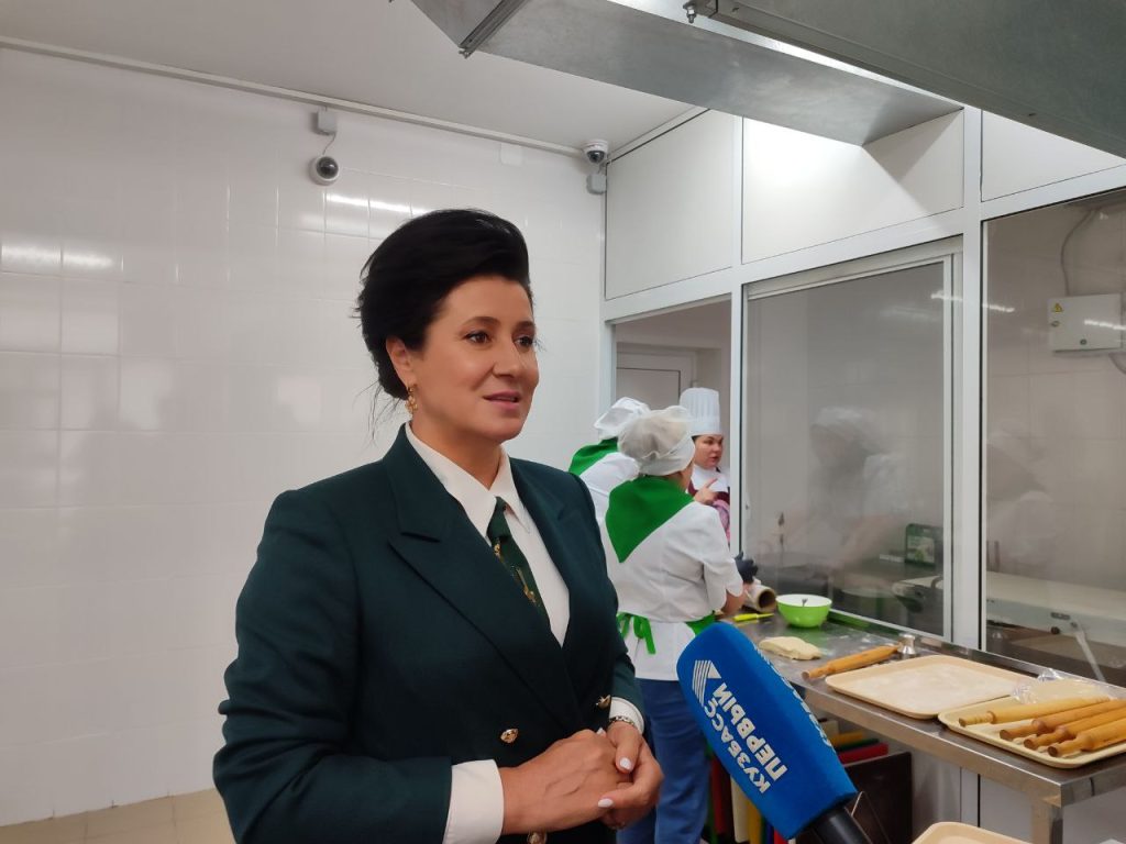 Активисты приготовили пельмени к Новому году для кемеровских ветеранов