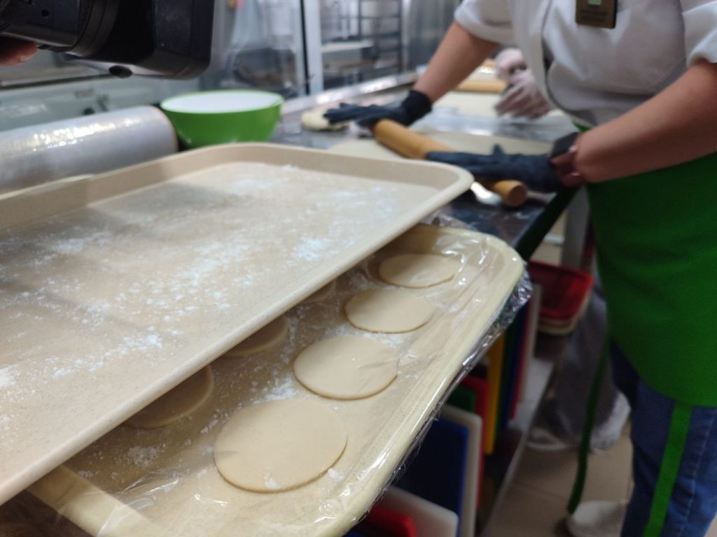 Активисты приготовили пельмени к Новому году для кемеровских ветеранов