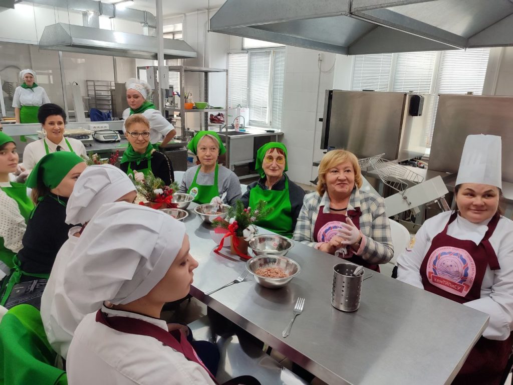 Активисты приготовили пельмени к Новому году для кемеровских ветеранов