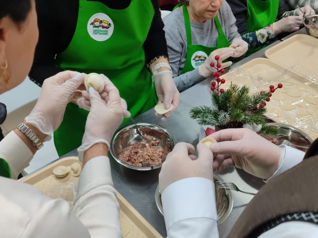 Активисты приготовили пельмени к Новому году для кемеровских ветеранов
