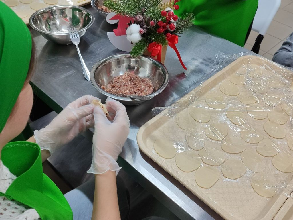 Активисты приготовили пельмени к Новому году для кемеровских ветеранов