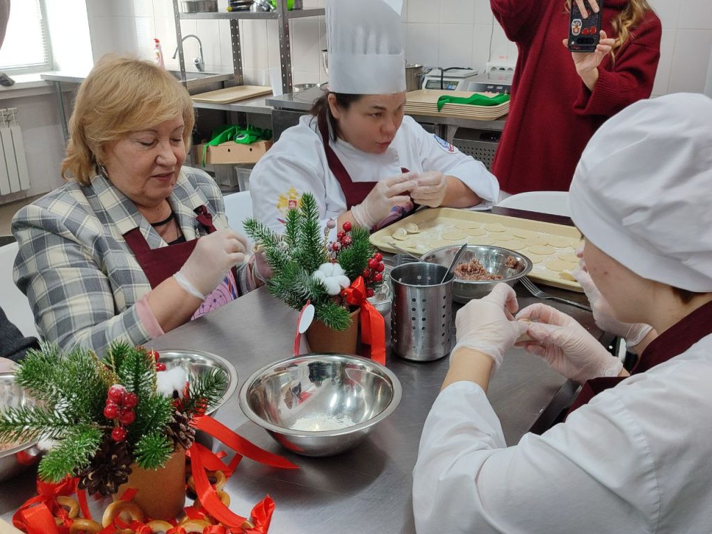 Активисты приготовили пельмени к Новому году для кемеровских ветеранов