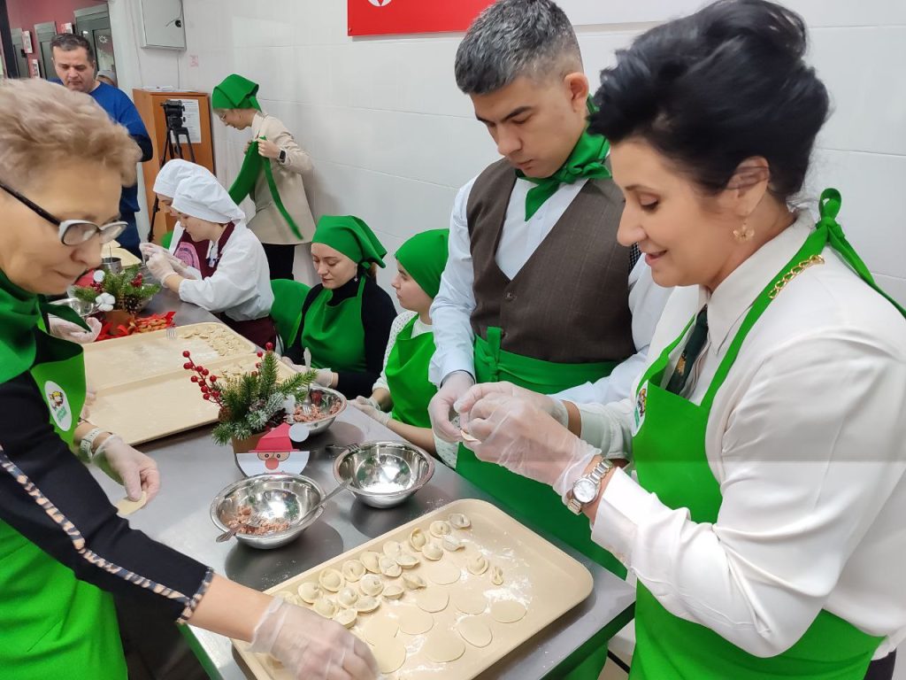 Активисты приготовили пельмени к Новому году для кемеровских ветеранов