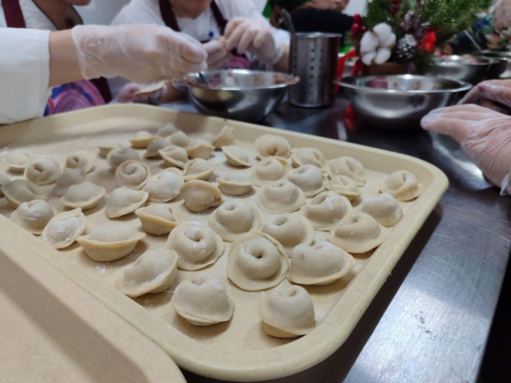 Активисты приготовили пельмени к Новому году для кемеровских ветеранов
