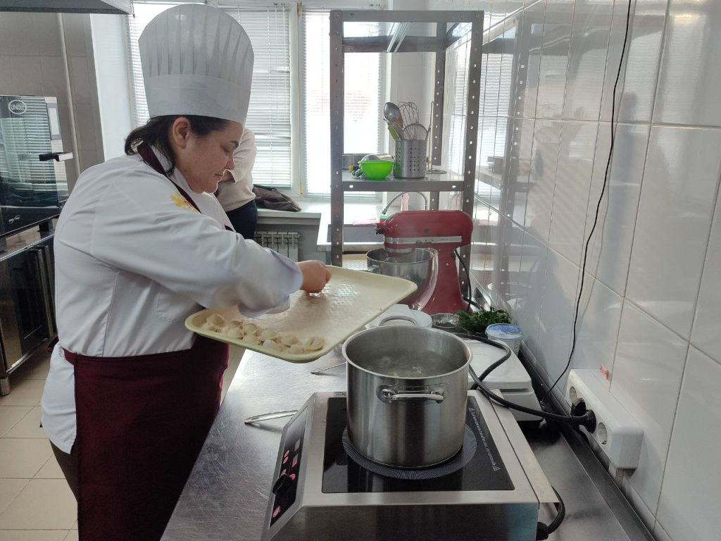 Активисты приготовили пельмени к Новому году для кемеровских ветеранов