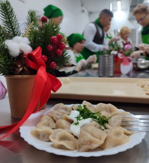 Активисты приготовили пельмени к Новому году для кемеровских ветеранов