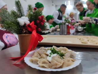 Активисты приготовили пельмени к Новому году для кемеровских ветеранов