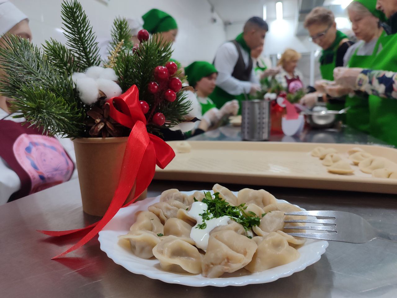 Активисты приготовили пельмени к Новому году для кемеровских ветеранов