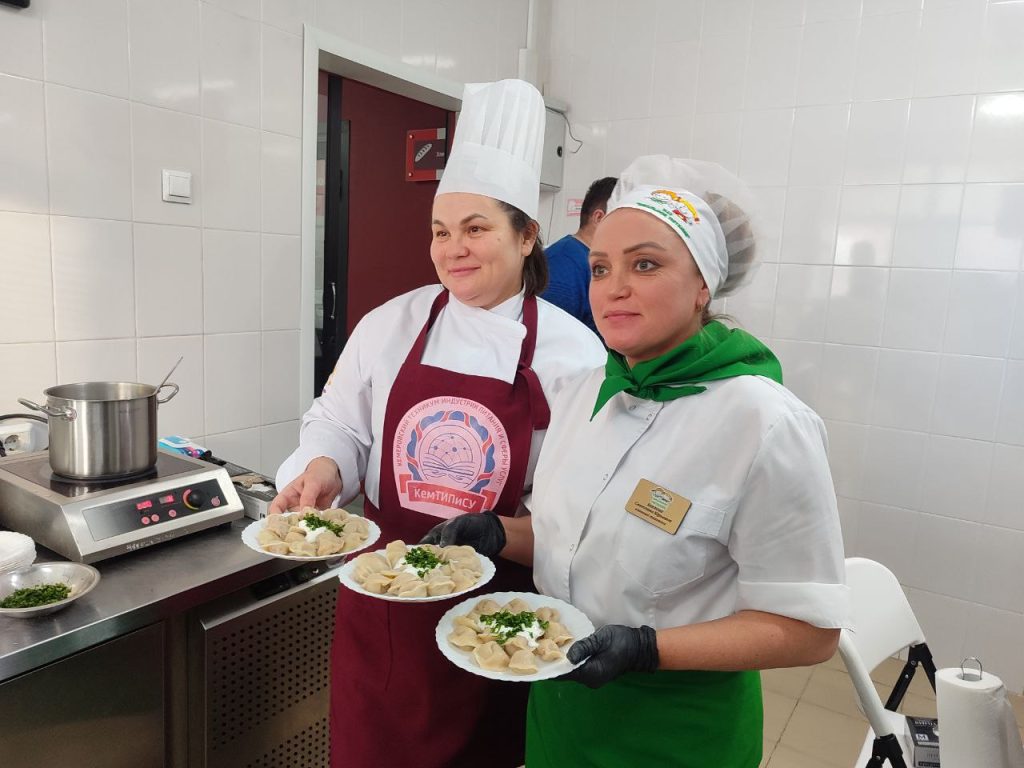 Активисты приготовили пельмени к Новому году для кемеровских ветеранов