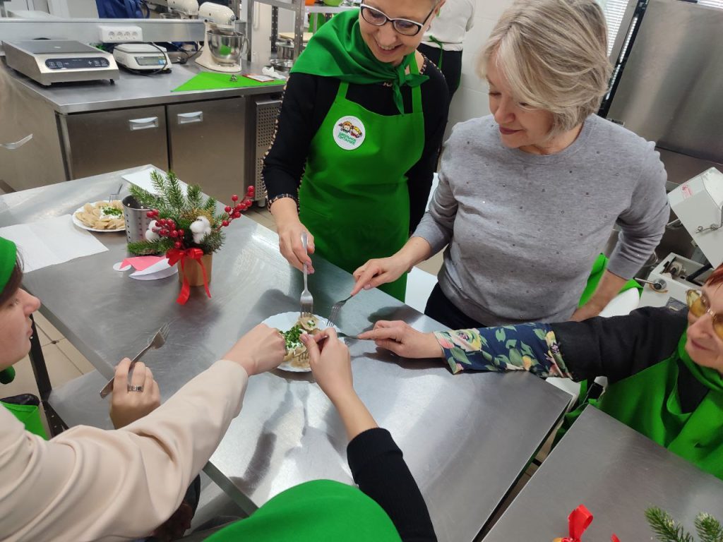 Активисты приготовили пельмени к Новому году для кемеровских ветеранов