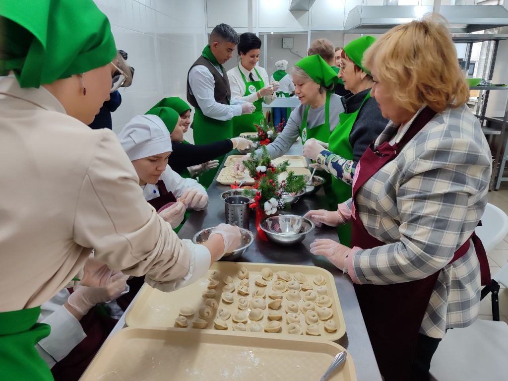 Активисты приготовили пельмени к Новому году для кемеровских ветеранов