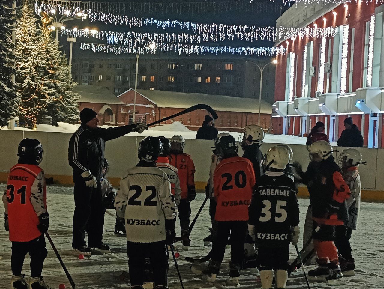 В Кемерове появилась еще одна хоккейная коробка