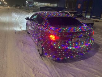 Водителя из Ленинска-Кузнецкого наказали за гирлянду на машине
