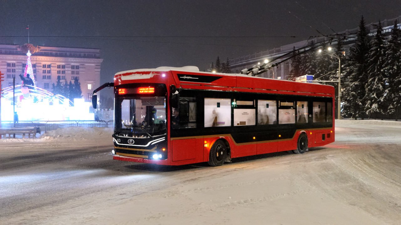 Водители кемеровских троллейбусов записали новогодние поздравления