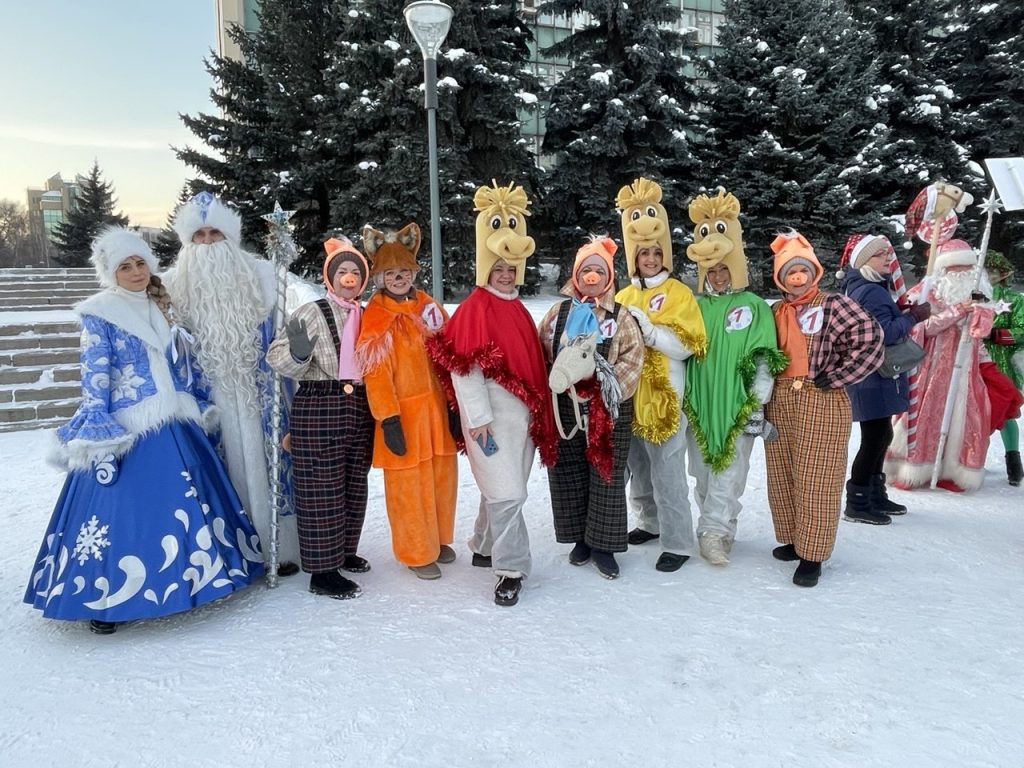 Традиционный парад-конкурс Дедов Морозов прошел в Новокузнецке: фоторепортаж