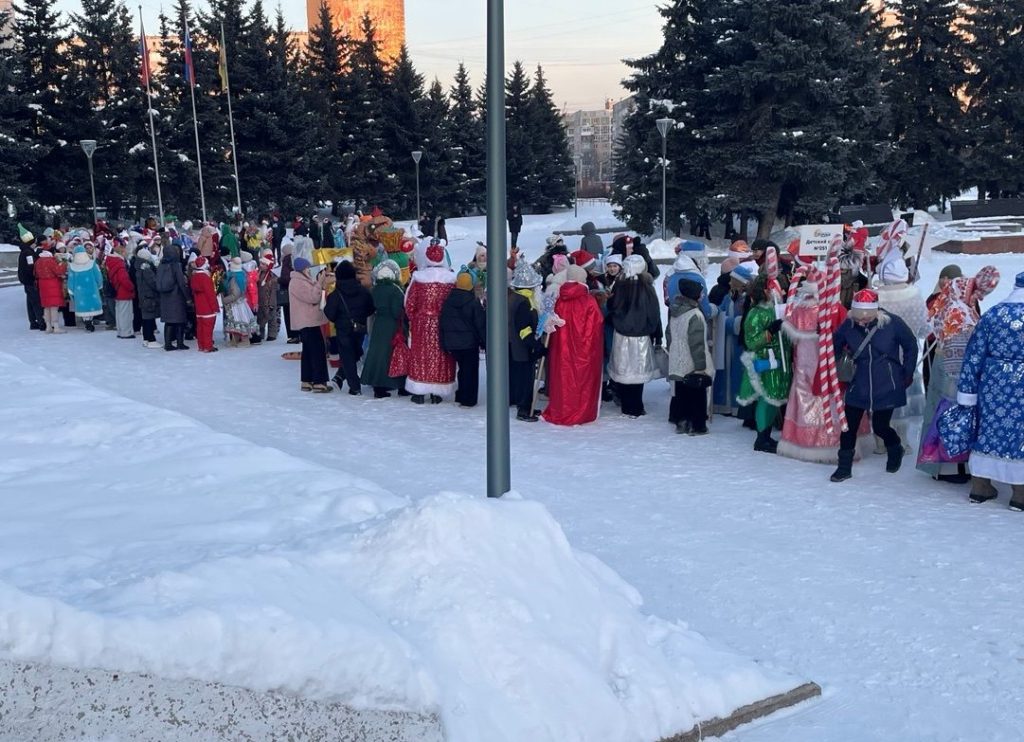 Традиционный парад-конкурс Дедов Морозов прошел в Новокузнецке: фоторепортаж