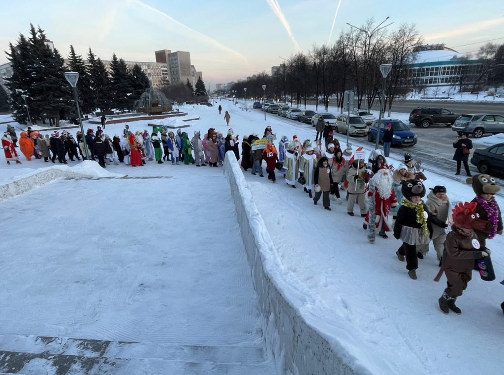 Традиционный парад-конкурс Дедов Морозов прошел в Новокузнецке: фоторепортаж