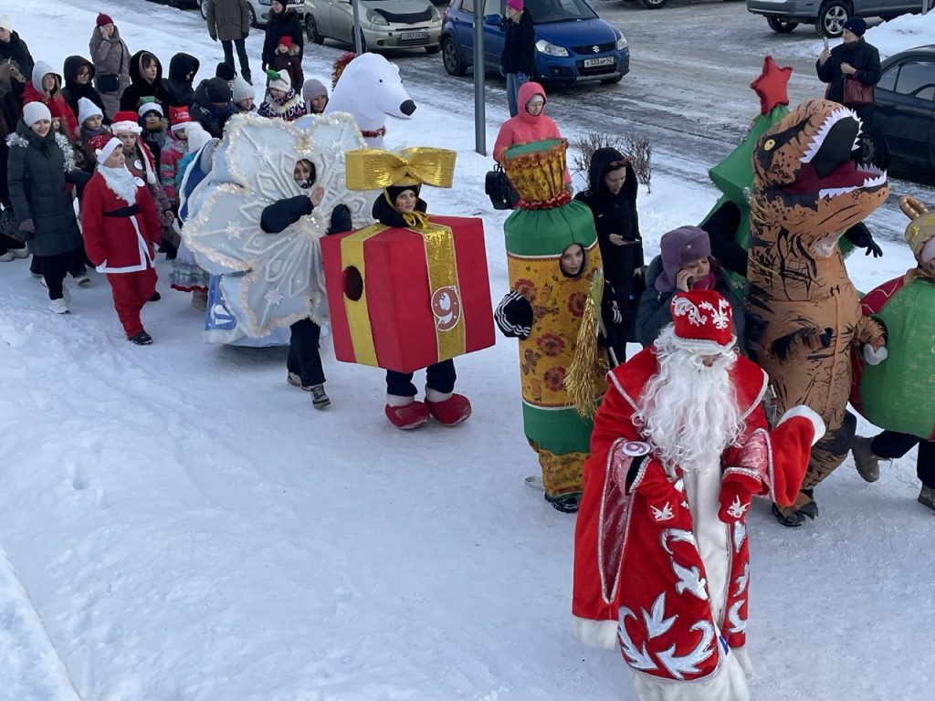 Традиционный парад-конкурс Дедов Морозов прошел в Новокузнецке: фоторепортаж