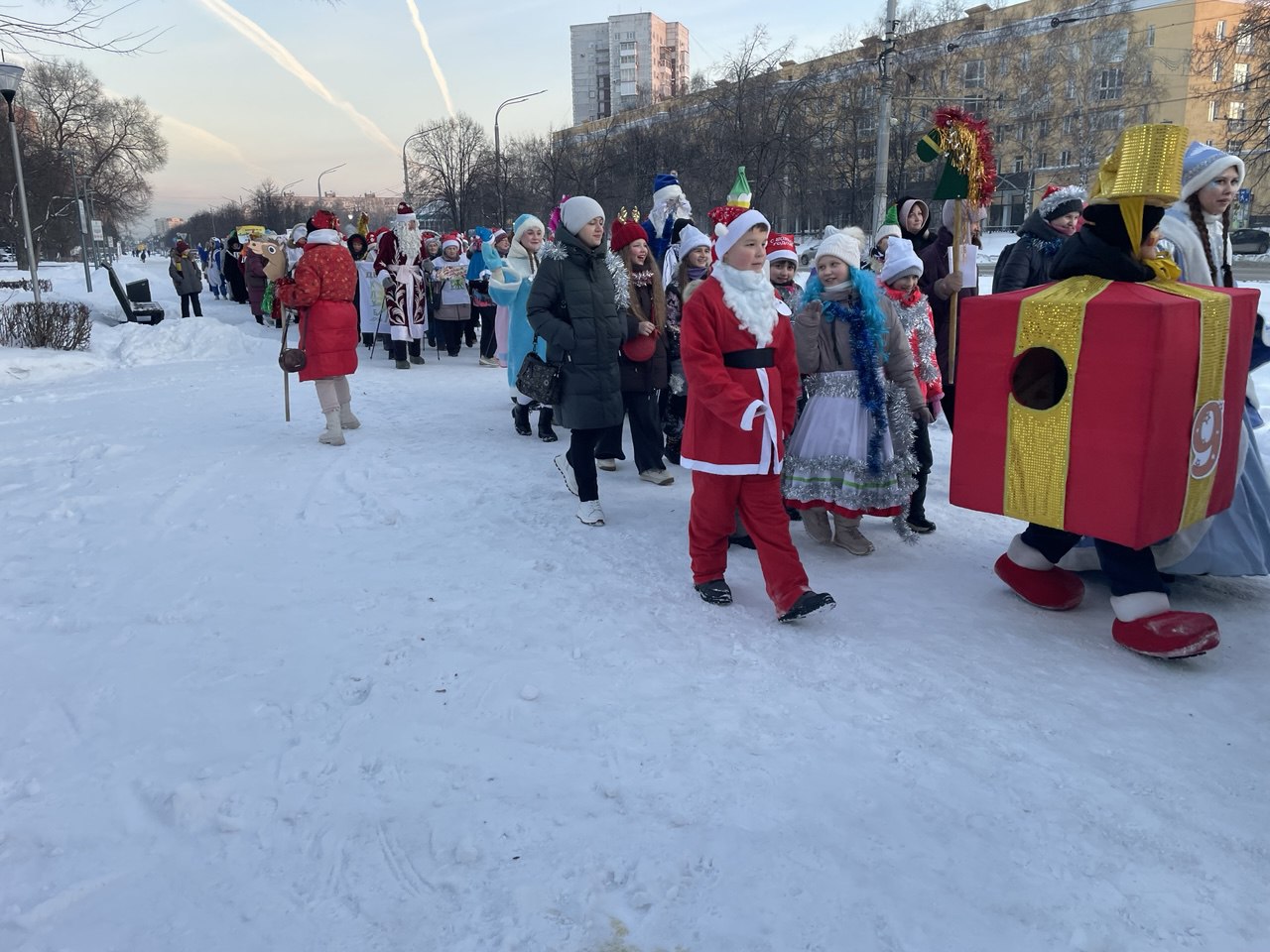 Традиционный парад-конкурс Дедов Морозов прошел в Новокузнецке: фоторепортаж