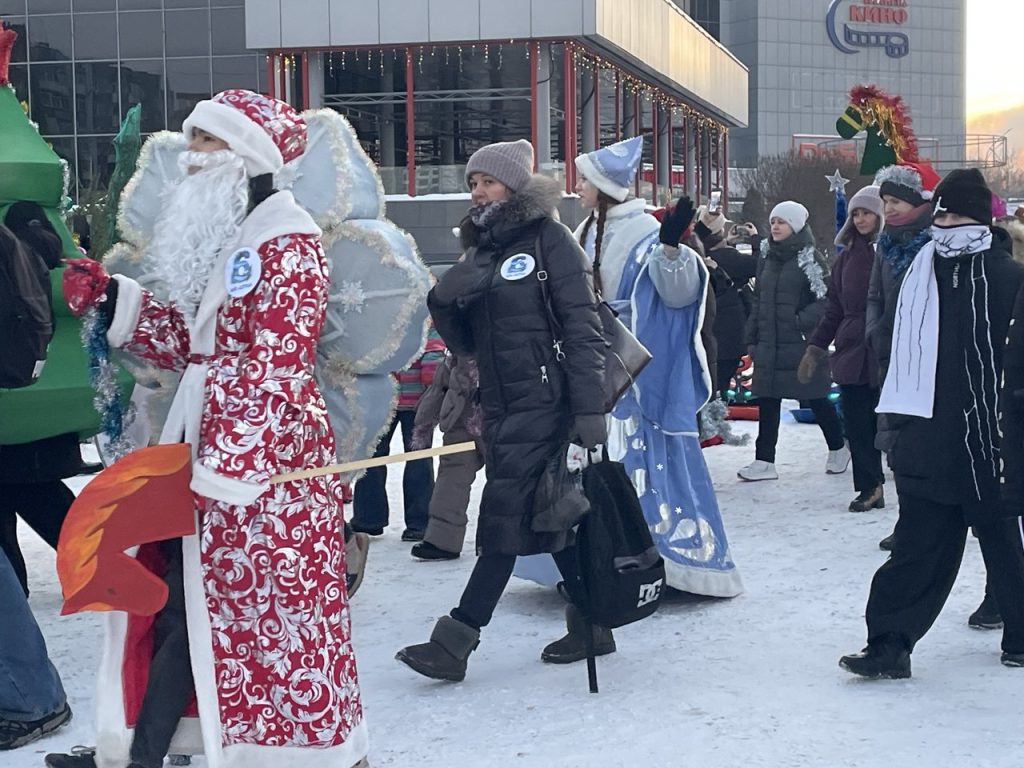 Традиционный парад-конкурс Дедов Морозов прошел в Новокузнецке: фоторепортаж