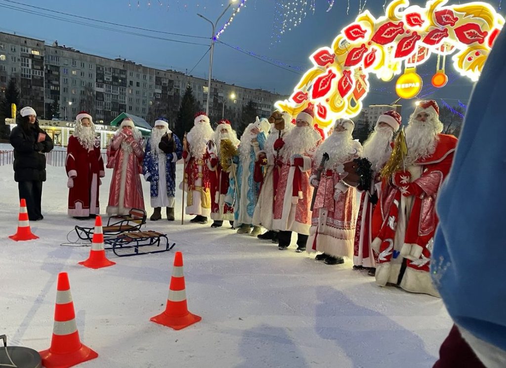 Традиционный парад-конкурс Дедов Морозов прошел в Новокузнецке: фоторепортаж