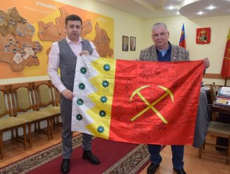 Полотнище флага Гурьевского округа с автографами бойцов СВО вернулось из Донбасса