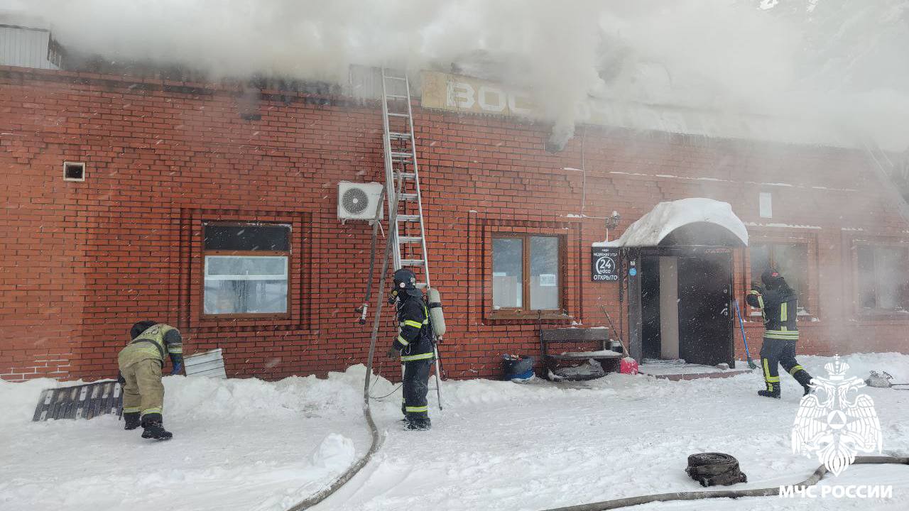 Большой пожар в придорожном кафе случился в Березовском