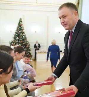 Илья Середюк вручил кузбассовцам президентские, правительственные и областные награды