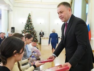 Илья Середюк вручил кузбассовцам президентские, правительственные и областные награды