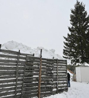 Снежные городки начали строить в Белове