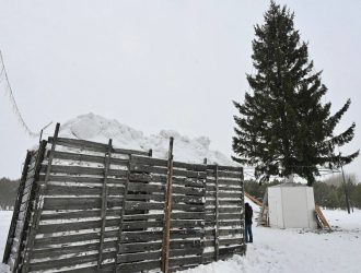 Снежные городки начали строить в Белове