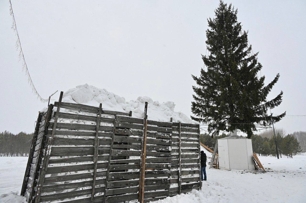 Снежные городки начали строить в Белове