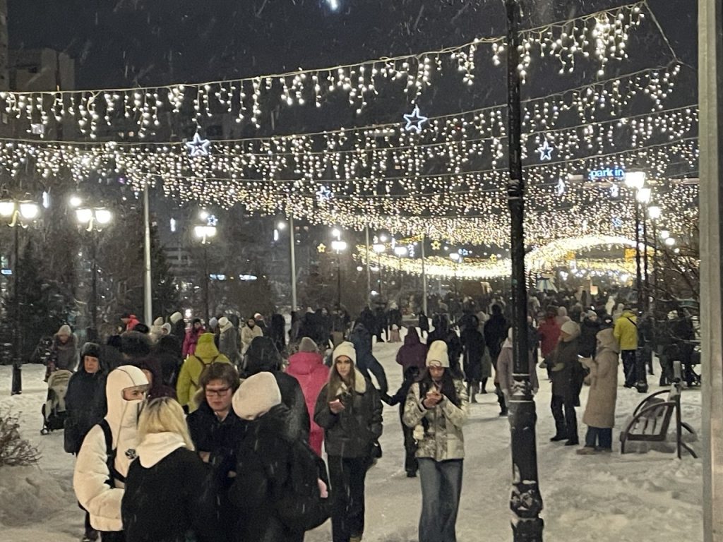 Новокузнечане весело отметили открытие новогоднего павильона «Зима» в сквере Ермакова