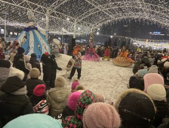 Новокузнечане весело отметили открытие новогоднего павильона «Зима» в сквере Ермакова