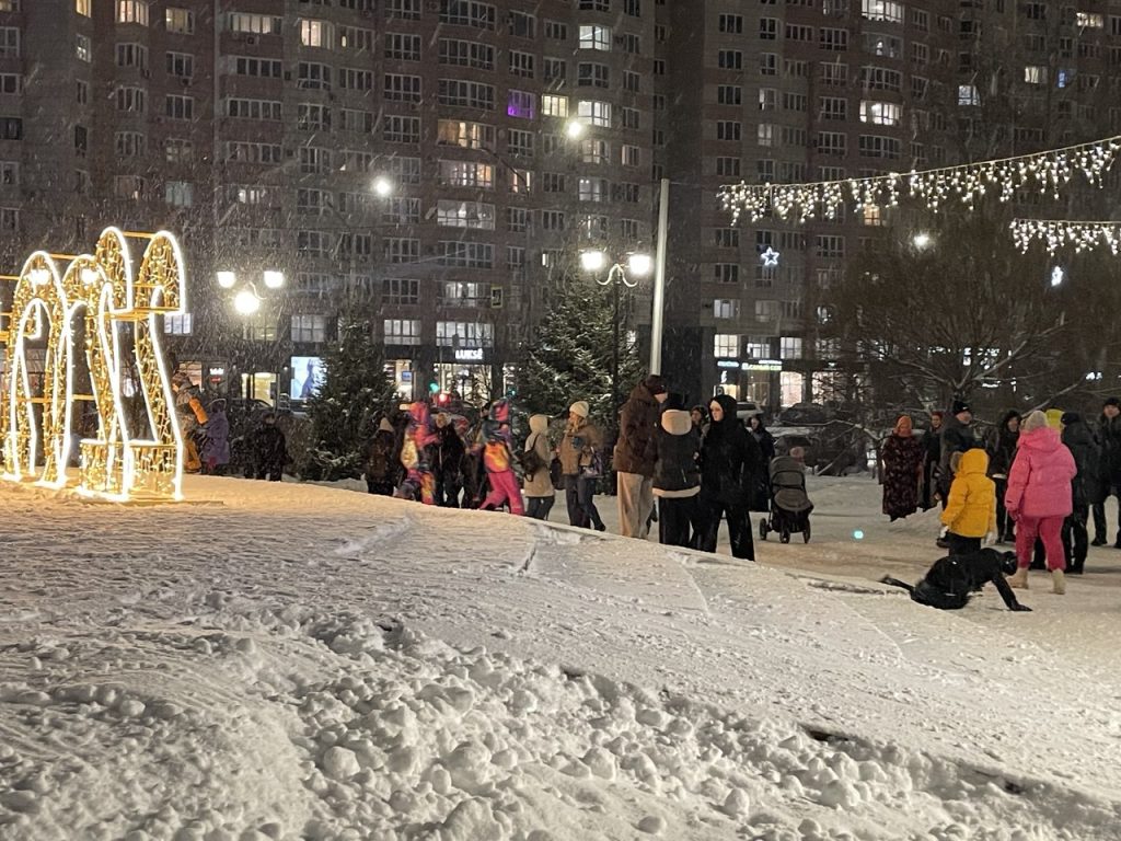 Новокузнечане весело отметили открытие новогоднего павильона «Зима» в сквере Ермакова