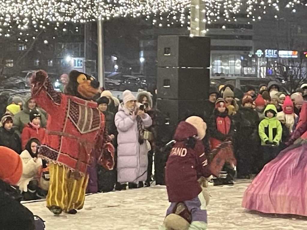 Новокузнечане весело отметили открытие новогоднего павильона «Зима» в сквере Ермакова