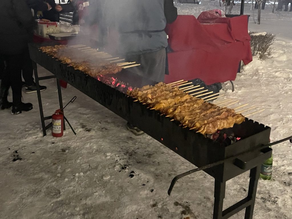 Новокузнечане весело отметили открытие новогоднего павильона «Зима» в сквере Ермакова