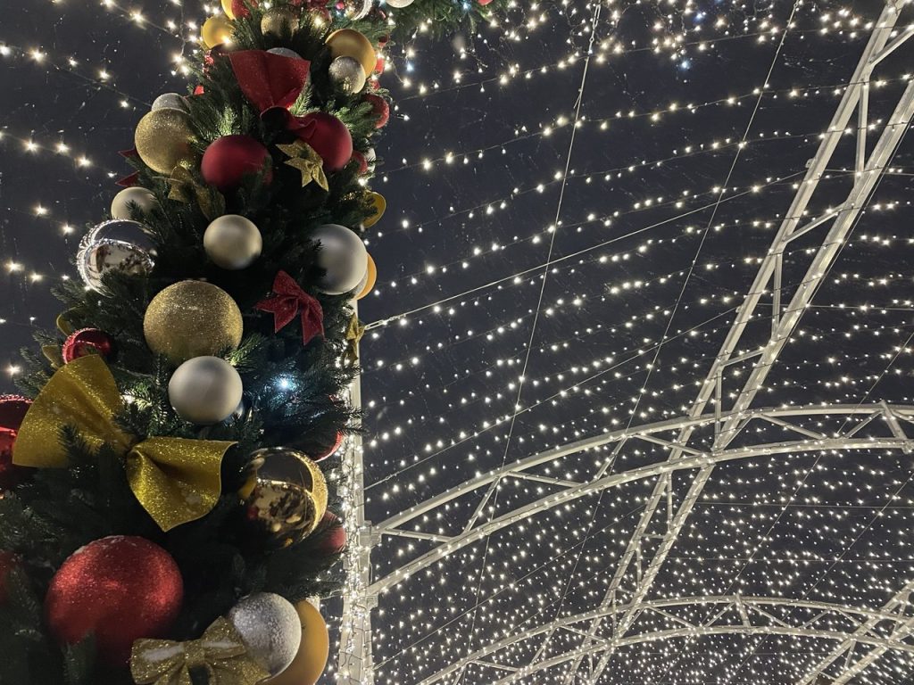 Новокузнечане весело отметили открытие новогоднего павильона «Зима» в сквере Ермакова