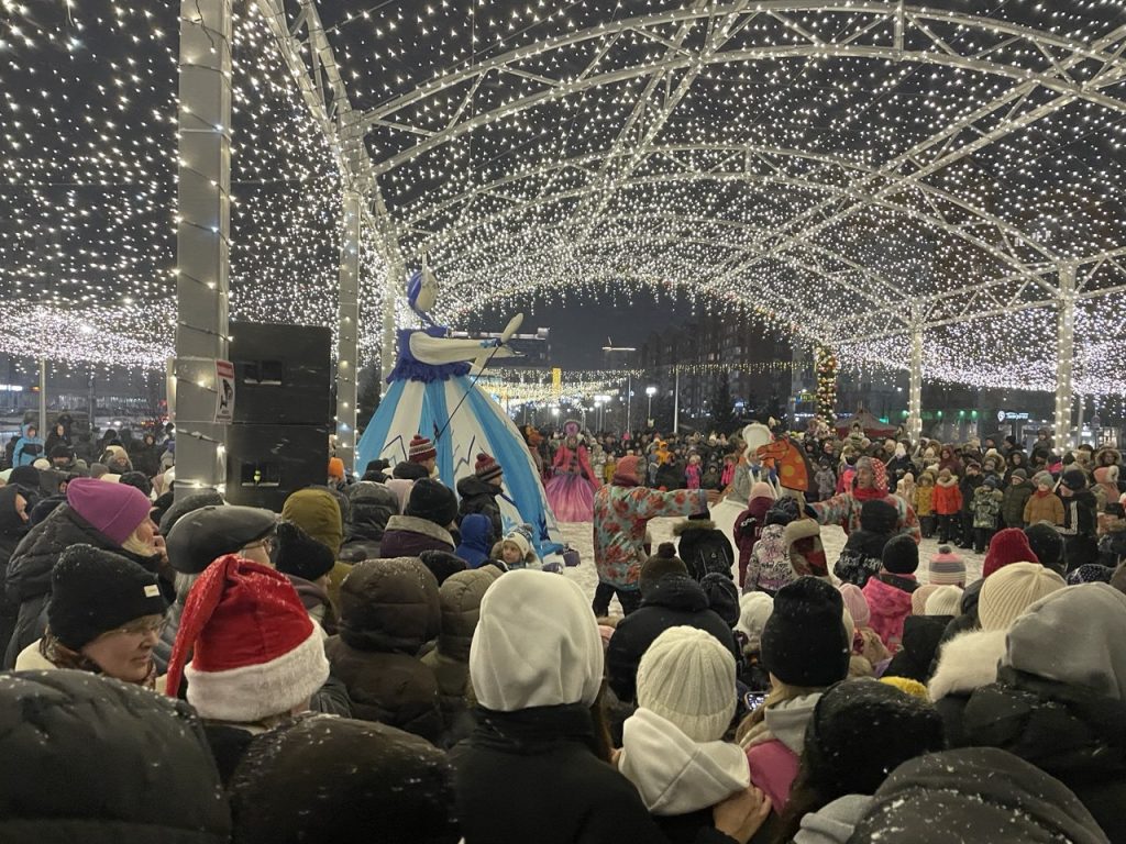 Новокузнечане весело отметили открытие новогоднего павильона «Зима» в сквере Ермакова
