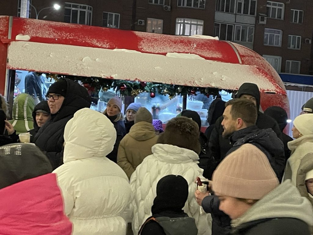 Новокузнечане весело отметили открытие новогоднего павильона «Зима» в сквере Ермакова