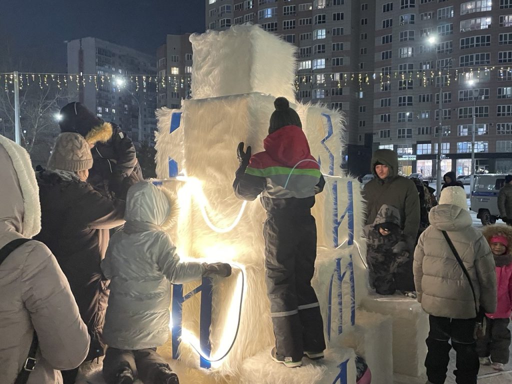 Новокузнечане весело отметили открытие новогоднего павильона «Зима» в сквере Ермакова