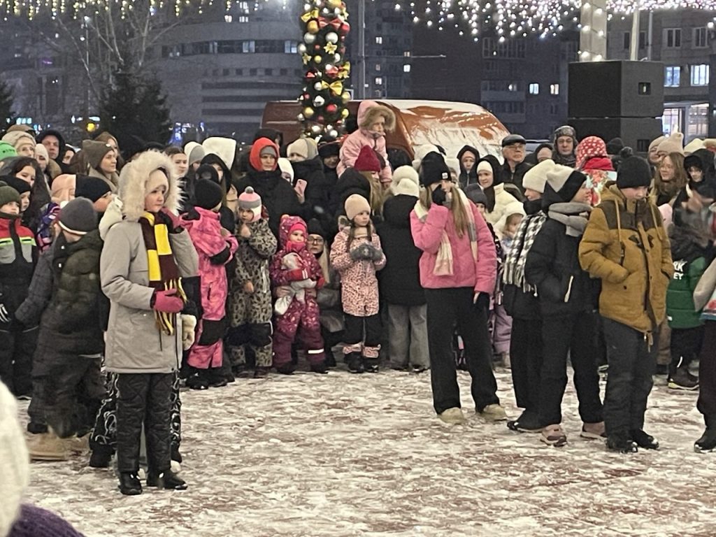 Новокузнечане весело отметили открытие новогоднего павильона «Зима» в сквере Ермакова