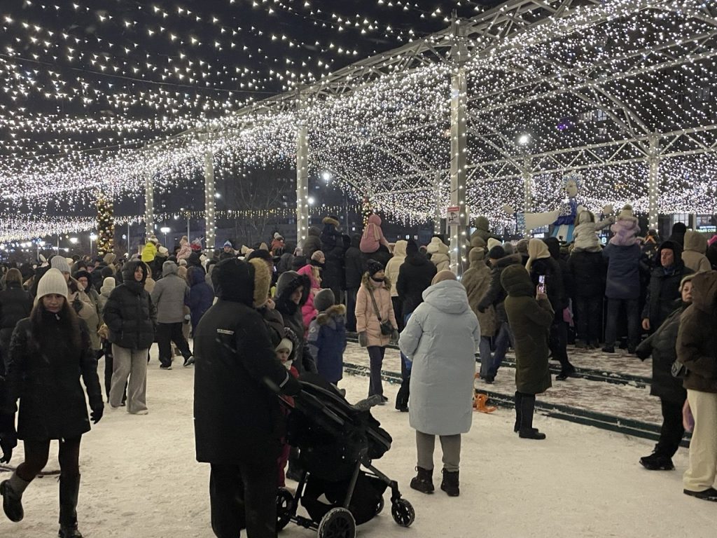 Новокузнечане весело отметили открытие новогоднего павильона «Зима» в сквере Ермакова