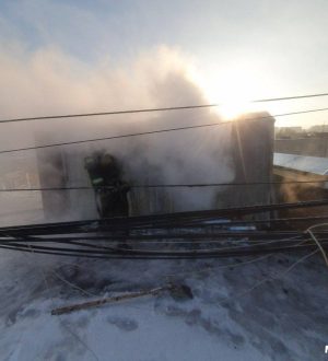 Пламя охватило строительный вагончик на крыше жилого дома в Кемерове