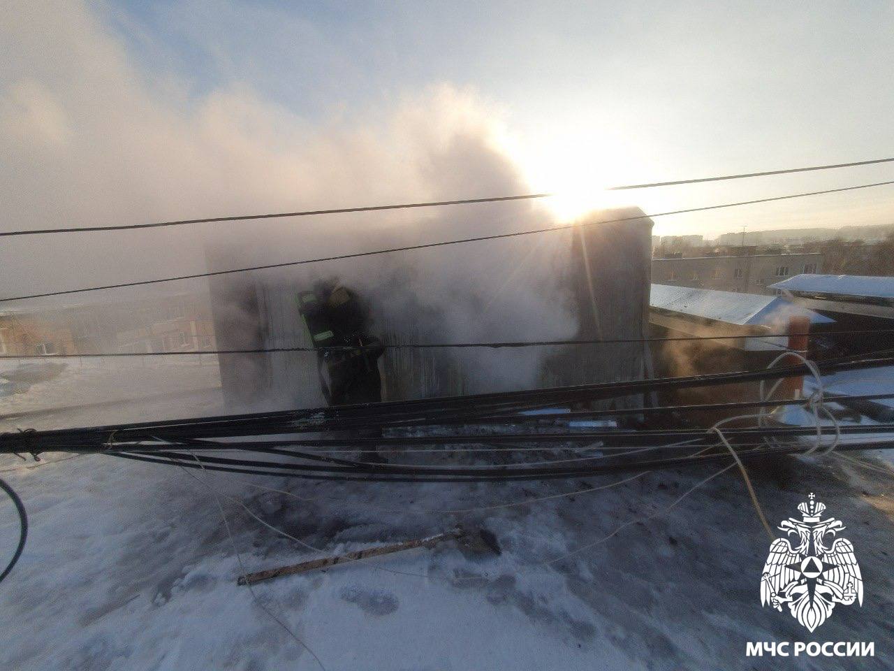 Пламя охватило строительный вагончик на крыше жилого дома в Кемерове