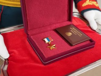 Илья Середюк вручил медаль Героя России вдове погибшего на СВО кузбассовца