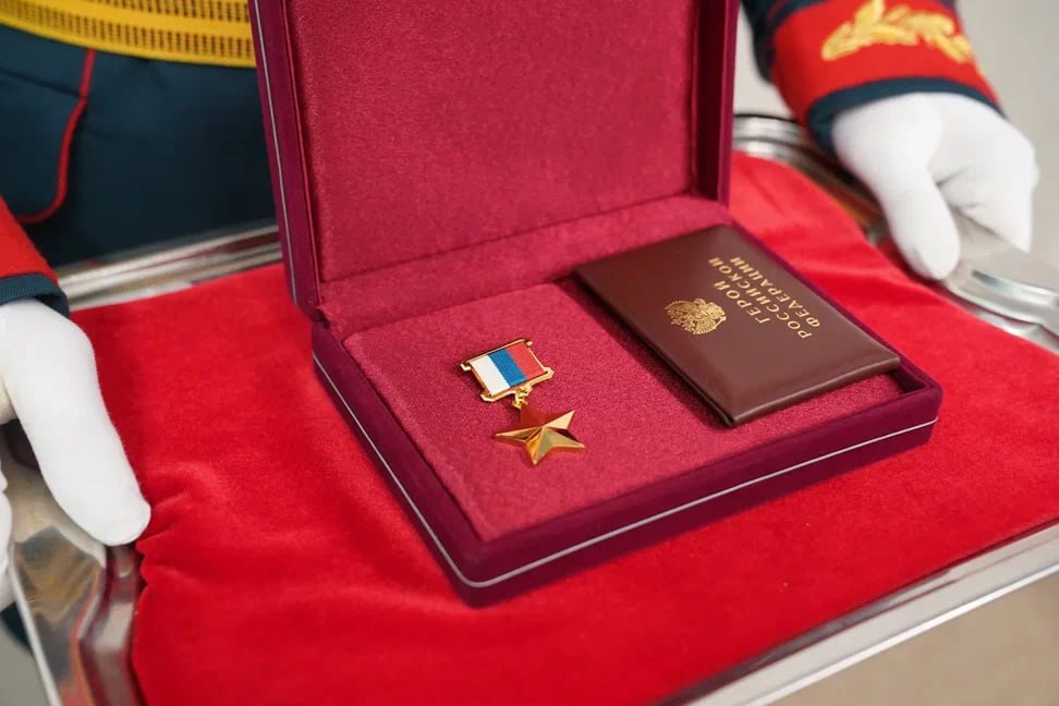 Илья Середюк вручил медаль Героя России вдове погибшего на СВО кузбассовца